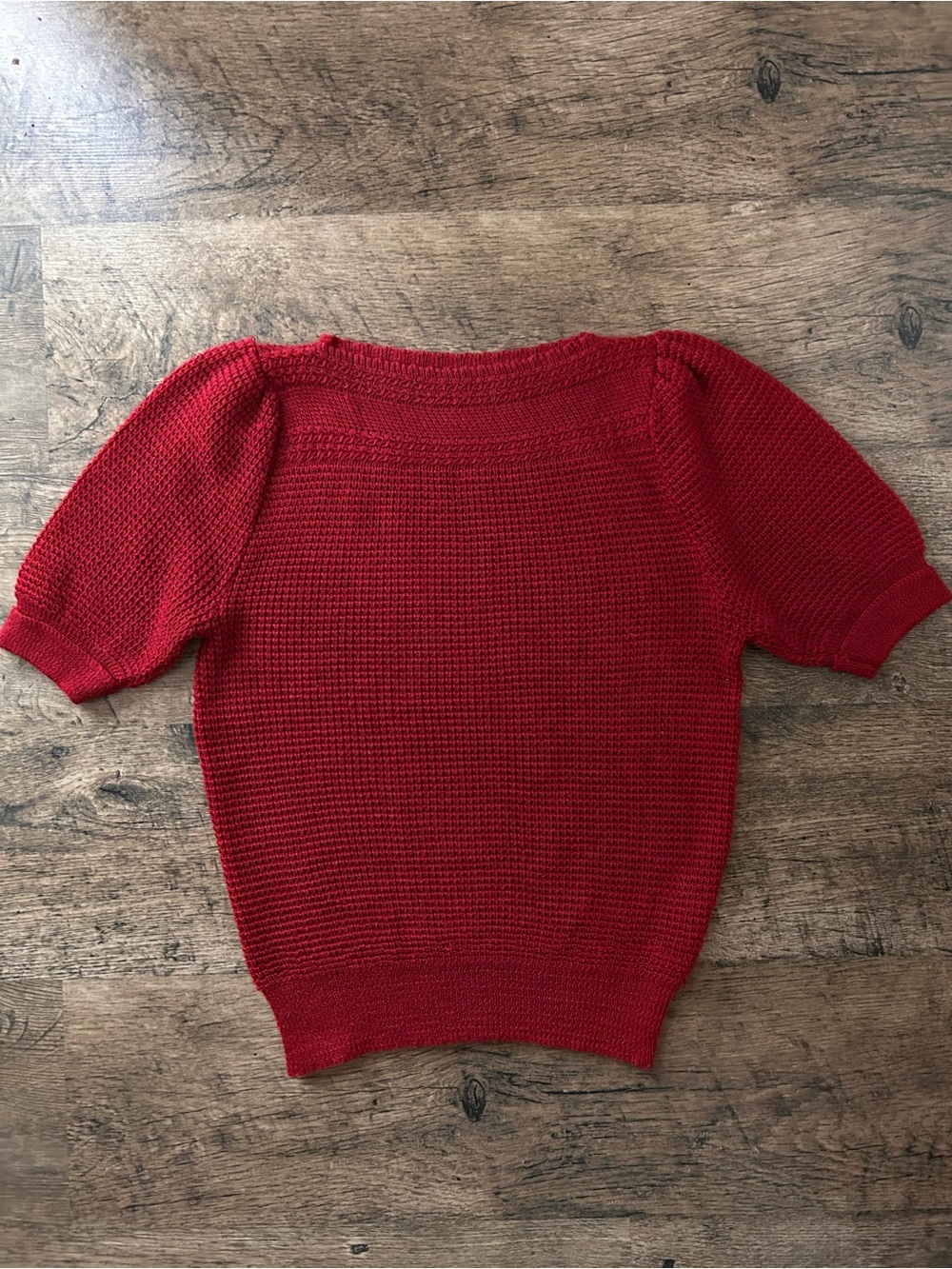 Vintage-style puff sleeve red knit